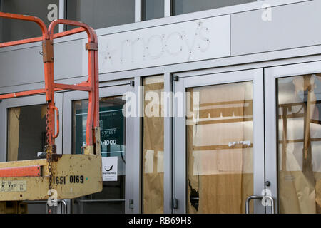 L'esquisse d'un signe extérieur d'un logo Macy's store fermé à Muncy, New York, le 30 décembre 2018. Banque D'Images
