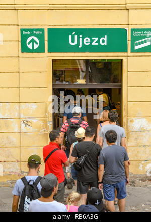 PRAGUE, RÉPUBLIQUE TCHÈQUE - Juillet 2018 : Les gens faisant la queue pour entrer dans la gare de funiculaire sur la colline de Petrin, à Prague Banque D'Images