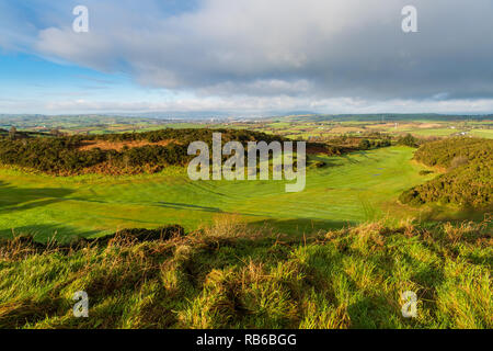 Matin Eary heure d'or lumière révèle un vert luxuriant parcours de golf avec un paysage d'herbe et les champs dans le comté de Down, Irlande du Nord Banque D'Images