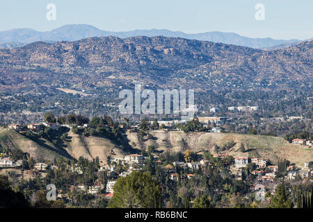 Vue claire de Woodland Hills, West Hills, San Fernando Valley et la montagne de Santa Susana, à Los Angeles, Californie. Banque D'Images
