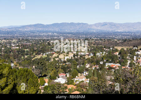 Vue claire de Woodland Hills dans la vallée de San Fernando à Porter Ranch et les montagnes de Santa Susana, à Los Angeles, Californie. Banque D'Images