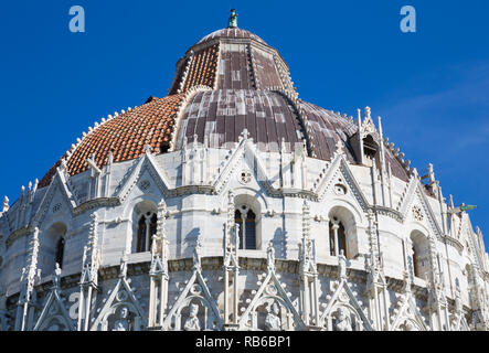 Le Baptistère, dédiée à Saint Jean Baptiste, sur la Piazza dei Miracoli, Pisa, Italie Banque D'Images