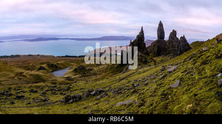 Coucher du soleil panorama du paysage volcanique accidenté au vieil homme de Storr, île de Skye, Écosse Banque D'Images