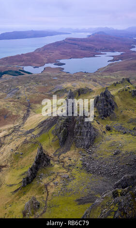 Vue du coucher de soleil d'une île volcanique paysage autour de vieil homme de Storr, île de Skye, Écosse Banque D'Images