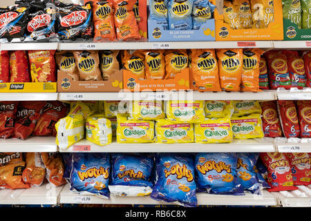 Sacs de chips en vente dans un supermarché Sainsburys, Royaume-Uni. Concept : taxe croustillante, TVA, malsaine, malbouffe, chips de pommes de terre, collations, exception TVA Banque D'Images