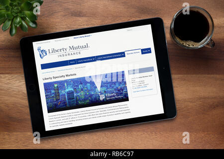 Le site internet de Liberty Mutual Insurance est vu sur un iPad tablet reposant sur une table en bois (usage éditorial uniquement). Banque D'Images