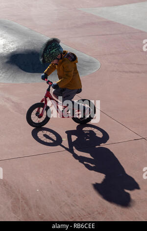 Denver, Colorado - Adam Hjermstad Jr., 4 manèges, son équilibre à vélo dans un skatepark. Banque D'Images