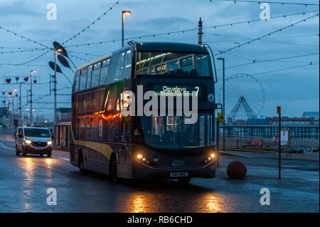 Blackpool transport bus à impériale conduisant sur le front de mer de Blackpool en route vers Clevelys, Blackpool, Lancashire, Royaume-Uni. Banque D'Images