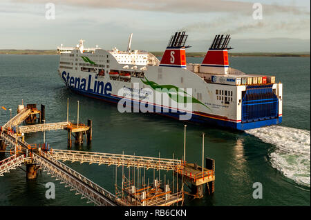 Stena Line ferry "Aventurier tena' quitte le port ferry de Holyhead vers Dublin, Irlande avec copie espace. Banque D'Images