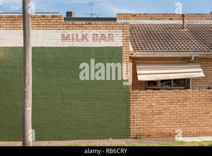 Vieux et a disparu à Milk Bar sur le côté d'un mur de briques Banque D'Images