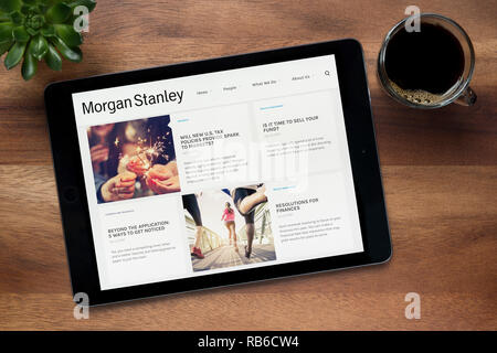 Le site internet de Morgan Stanley est vu sur une tablette iPad, sur une table en bois avec une machine à expresso et d'une plante (usage éditorial uniquement). Banque D'Images