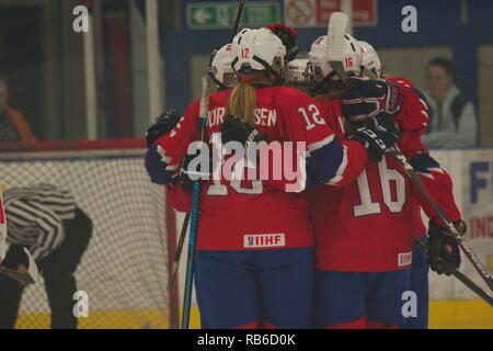 Dumfries, Royaume-Uni. 7 janvier 2019. Les joueurs norvégiens hugging après avoir marqué contre la Chine dans le Hockey sur glace 2019 U18 Women's World Championship, Division 1, Groupe B, match à Dumfries bol de glace. Crédit : Colin Edwards/Alamy Live News Banque D'Images