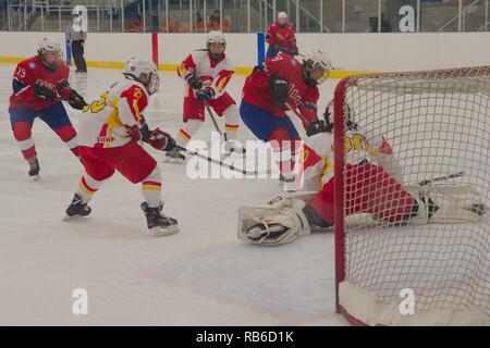 Dumfries, Royaume-Uni. 7 janvier 2019. Christina Furseth Hedda et Haavarstein de Norvège attaquer l'objectif chinois dans le Hockey sur glace 2019 U18 Women's World Championship, Division 1, Groupe B, à Dumfries bol de glace. Xinrui Chunyang Fu, du cerbère et Han Yiyang défendent pour la Chine. Crédit : Colin Edwards/Alamy Live News Banque D'Images