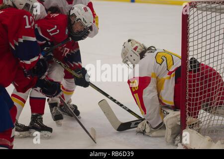 Dumfries, Royaume-Uni. 7 janvier 2019. Yiyang Han, Cerbère, étouffe la rondelle pour la Chine à la Norvège dans le Hockey sur glace 2019 U18 Women's World Championship, Division 1, Groupe B, à Dumfries bol de glace. Crédit : Colin Edwards/Alamy Live News Banque D'Images