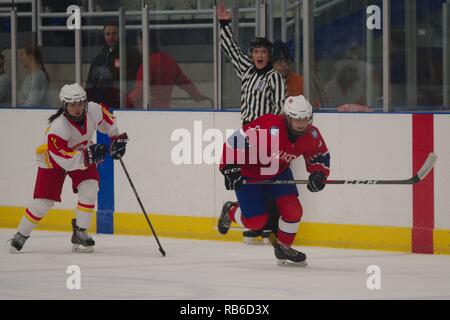 Dumfries, Royaume-Uni. 7 janvier 2019. Le juge de ligne levant la main pour indiquer au cours de l'hors-jeu différé Norvège v Chine dans le match de hockey sur glace 2019 U18 Women's World Championship, Division 1, Groupe B, à Dumfries bol de glace. Crédit : Colin Edwards/Alamy Live News Banque D'Images