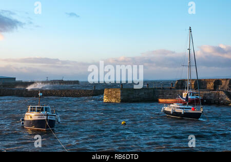 Cockenzie Harbour, East Lothian, Ecosse, Royaume-Uni, 7 janvier 2019. Météo France : Le Met Office a émis une alerte météo jaune de l'Ecosse avec de très forts vents soufflant jusqu'à 75mph dans l'Est de l'Ecosse. Les vagues déferlent sur le quai dans le petit port sur le Firth of Forth Banque D'Images