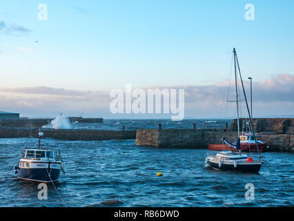 Cockenzie Harbour, East Lothian, Ecosse, Royaume-Uni, 7 janvier 2019. Météo France : Le Met Office a émis une alerte météo jaune de l'Ecosse avec de très forts vents soufflant jusqu'à 75mph dans l'Est de l'Ecosse. Les vagues déferlent sur le quai dans le petit port sur le Firth of Forth Banque D'Images