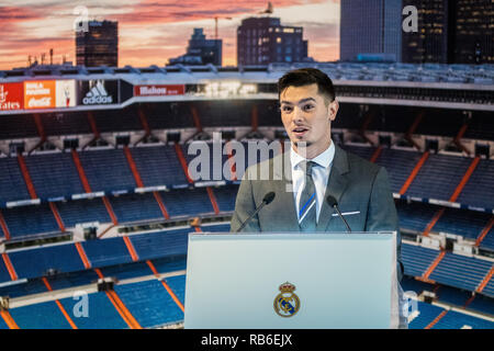 Madrid, Espagne. 7 janvier, 2019. Brahim Diaz s'exprimant au cours de sa présentation, après avoir signé pour Real Madrid au stade Santiago Bernabeu. Credit : Marcos del Mazo/Alamy Live News. Banque D'Images