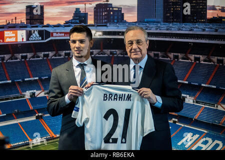 Madrid, Espagne. 7 janvier, 2019. Brahim Diaz (L) posant avec le Président du Real Madrid Florentino Perez (R) après avoir été annoncée comme un nouveau joueur du Real Madrid au Santiago Bernabeu Stadium. Credit : Marcos del Mazo/Alamy Live News Banque D'Images