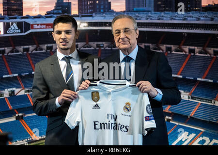 Madrid, Espagne. 7 janvier, 2019. Brahim Diaz (L) posant avec le Président du Real Madrid Florentino Perez (R) après avoir été annoncée comme un nouveau joueur du Real Madrid au Santiago Bernabeu Stadium. Credit : Marcos del Mazo/Alamy Live News Banque D'Images