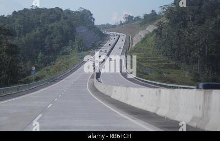 Centre de Java, en Indonésie. 6 janvier, 2019. Les véhicules sont vus en passant par l'Salatiga route à péage, Central Java.La route à péage Java de Jakarta pour Surabaya est officiellement liée. Après que le Président Joko Widodo inauguré sept segments de route à péage Java Trans il y a quelque temps. À partir des données de l'Agence de réglementation de la route à péage (BPJT), le péage de Java a une longueur de 736,59 kilomètres/Adinandra Crédit : Adriana SOPA Images/ZUMA/Alamy Fil Live News Banque D'Images