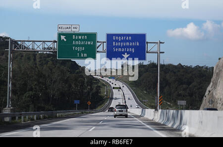 Centre de Java, en Indonésie. 6 janvier, 2019. Les véhicules sont vus en passant par l'Salatiga route à péage, Central Java.La route à péage Java de Jakarta pour Surabaya est officiellement liée. Après que le Président Joko Widodo inauguré sept segments de route à péage Java Trans il y a quelque temps. À partir des données de l'Agence de réglementation de la route à péage (BPJT), le péage de Java a une longueur de 736,59 kilomètres/Adinandra Crédit : Adriana SOPA Images/ZUMA/Alamy Fil Live News Banque D'Images