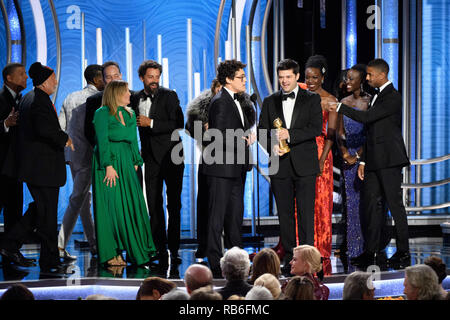 Los Angeles, USA. 06 Jan, 2019. Accepter le Golden Globe du meilleur film d'animation - pour "une araignée-Man : Dans l' Spider-Verse est Phil Lord et Chris Miller à la 76e Golden Globe Awards au Beverly Hilton de Los Angeles, CA le dimanche, Janvier 6, 2019. Credit : PictureLux Le Hollywood/Archive/Alamy Live News Banque D'Images