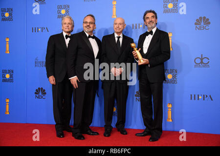 Los Angeles, USA. 06 Jan, 2019. Pour meilleure série télévisée - Comédie ou musical, le Golden Globe est attribué à 'La méthode' Kominsky (Netflix). Michael Douglas, Al Higgins, Alan Arkin et Chuck Lorre posent avec les coulisses du prix dans la salle de presse à la 76e Golden Globe Awards au Beverly Hilton de Los Angeles, CA le dimanche, Janvier 6, 2019. Credit : PictureLux Le Hollywood/Archive/Alamy Live News Banque D'Images