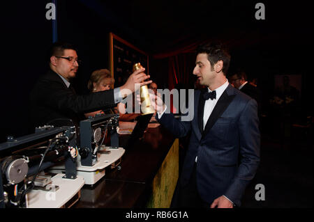 Los Angeles, USA. 06 Jan, 2019. Après avoir remporté la catégorie de la MEILLEURE BANDE ORIGINALE - MOTION PICTURE pour "premier homme", Justin a son prix de Hurwitz backstage gravé à la 76e Golden Globe Awards au Beverly Hilton de Los Angeles, CA le dimanche, Janvier 6, 2019. Credit : PictureLux Le Hollywood/Archive/Alamy Live News Banque D'Images