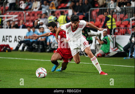 7 janvier 2019 : Vahid Amiri d'Iran et Abdulwasea Al-Matari du Yémen au cours de l'Iran au Yémen v Al-Nahyan Stadium à Abu Dhabi, EAU, AFC Asian Cup, championnat de football d'Asie. Ulrik Pedersen/CSM. Banque D'Images