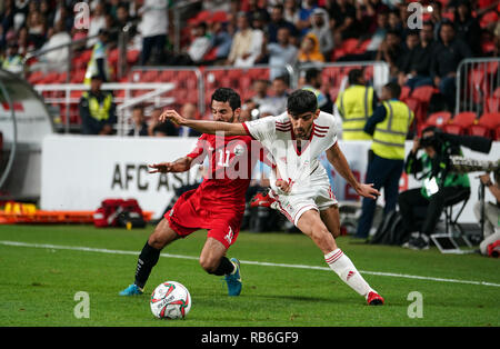 7 janvier 2019 : Vahid Amiri d'Iran et Abdulwasea Al-Matari du Yémen au cours de l'Iran au Yémen v Al-Nahyan Stadium à Abu Dhabi, EAU, AFC Asian Cup, championnat de football d'Asie. Ulrik Pedersen/CSM. Banque D'Images