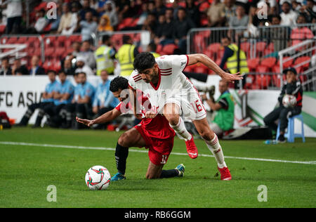 7 janvier 2019 : Vahid Amiri d'Iran et Abdulwasea Al-Matari du Yémen au cours de l'Iran au Yémen v Al-Nahyan Stadium à Abu Dhabi, EAU, AFC Asian Cup, championnat de football d'Asie. Ulrik Pedersen/CSM. Banque D'Images