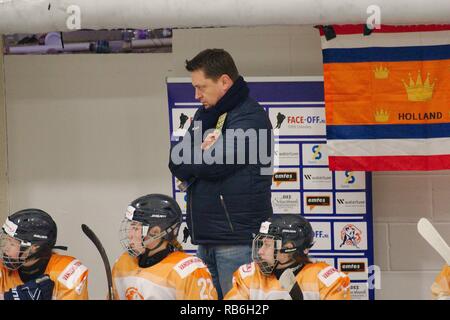 Dumfries, en Écosse, 76 janvier 2019. Membre de l'équipe de hockey sur glace aux Pays-Bas article sur le banc lors de leur match contre la Pologne dans le Hockey sur glace 2019 U18 Women's World Championship, Division 1, Groupe B de Dumfries bol de glace. Crédit : Colin Edwards/Alamy Live News. Banque D'Images