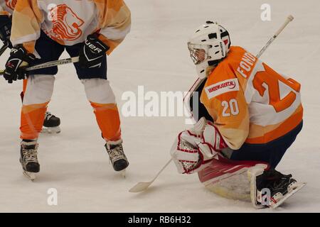 Dumfries, en Écosse, le 7 janvier 2019. Emma Fondse, cerbère pour les Pays-Bas, s'accroupit pour regarder pour la rondelle lors du match contre la Pologne dans le Hockey sur glace 2019 U18 Women's World Championship, Division 1, Groupe B de Dumfries bol de glace. Crédit : Colin Edwards/Alamy Live News. Banque D'Images