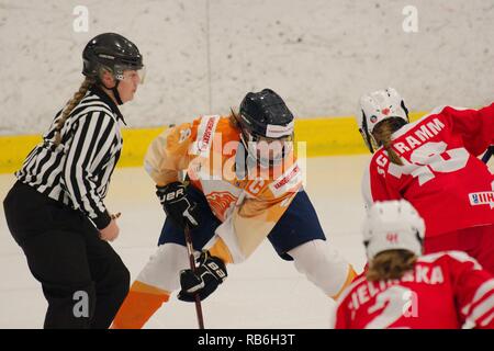 Dumfries, en Écosse, le 7 janvier 2019. Esther De Jong des Pays-Bas et de Pologne Iga Schramm prendre un visage pendant leur correspondance dans le Hockey sur glace 2019 U18 Women's World Championship, Division 1, Groupe B de Dumfries bol de glace. Crédit : Colin Edwards/Alamy Live News. Banque D'Images