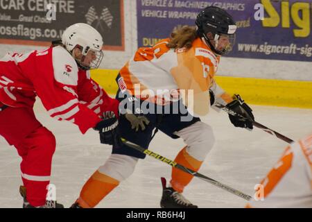 Dumfries, en Écosse, le 7 janvier 2019. Ida Talanda de Pologne chasing Esther De Jong des Pays-Bas pendant leur correspondance dans le Hockey sur glace 2019 U18 Women's World Championship, Division 1, Groupe B de Dumfries bol de glace. Crédit : Colin Edwards/Alamy Live News. Banque D'Images