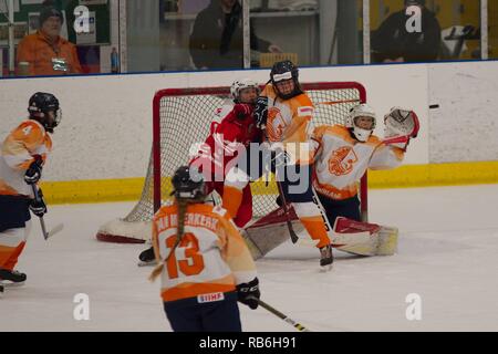 Dumfries, en Écosse, le 7 janvier 2019. Emma Fondse, jouant dans l'objectif pour les Pays-Bas, se déplace pour attraper la rondelle lors de leur match contre la Pologne dans le Hockey sur glace 2019 U18 Women's World Championship, Division 1, Groupe B de Dumfries bol de glace. Crédit : Colin Edwards/Alamy Live News. Banque D'Images