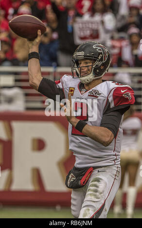 Santa Clara, Californie, États-Unis. Nov 8, 2015. Atlanta Falcons Quarterback Matt Ryan (2) fait passer vers le Dimanche, 08 novembre 2015 à Lévis Stadium à Santa Clara, en Californie. Les 49ers défait les Falcons 17-16. Crédit : Al Golub/ZUMA/Alamy Fil Live News Banque D'Images