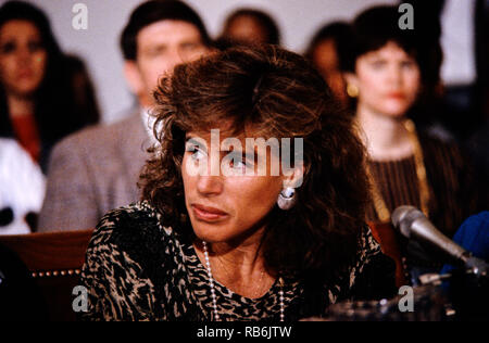 Elizabeth Glaser, épouse de l'acteur et réalisateur Paul Michael Glaser, témoigne lors d'une audience devant le Sida pédiatrique United States House Budget Committee's Task Force on Human Resources sur la colline du Capitole à Washington, DC, le 13 mars 1990. Elizabeth Glaser a contracté le virus du sida après avoir reçu une transfusion de sang contaminé par le VIH en 1981 tout en donnant naissance, par la suite d'infecter les deux de ses enfants. L'un de ses enfants, fille d'Ariel, est mort en 1988 de la maladie. Mme Glaser a succombé à la maladie le 3 décembre 1994. Credit : Howard Sachs/CNP | conditions dans le monde entier Banque D'Images