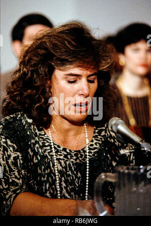 Elizabeth Glaser, épouse de l'acteur et réalisateur Paul Michael Glaser, témoigne lors d'une audience devant le Sida pédiatrique United States House Budget Committee's Task Force on Human Resources sur la colline du Capitole à Washington, DC, le 13 mars 1990. Elizabeth Glaser a contracté le virus du sida après avoir reçu une transfusion de sang contaminé par le VIH en 1981 tout en donnant naissance, par la suite d'infecter les deux de ses enfants. L'un de ses enfants, fille d'Ariel, est mort en 1988 de la maladie. Mme Glaser a succombé à la maladie le 3 décembre 1994. Credit : Howard Sachs/CNP | conditions dans le monde entier Banque D'Images