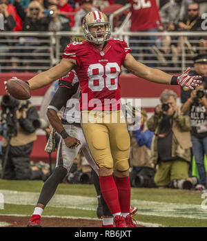 Santa Clara, Californie, États-Unis. Nov 8, 2015. San Francisco 49ers tight end Celek Garrett (88) célèbre touchdown catch le dimanche, 08 novembre 2015 à Lévis Stadium à Santa Clara, en Californie. Les 49ers défait les Falcons 17-16. Crédit : Al Golub/ZUMA/Alamy Fil Live News Banque D'Images