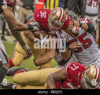 Santa Clara, Californie, États-Unis. Nov 8, 2015. San Francisco running back Pierre Thomas (32) le dimanche, 08 novembre 2015 à Lévis Stadium à Santa Clara, en Californie. Les 49ers défait les Falcons 17-16. Crédit : Al Golub/ZUMA/Alamy Fil Live News Banque D'Images