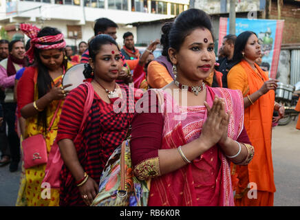 Agartala, Tripura, Inde. Jan 7, 2019. Un chanteur Baul vu chanter et marcher avec ses mains ensemble pendant un rassemblement à agartala, capitale de l'Etat de Tripura, nord-est de l'Inde.Baul ou Bauls sont un groupe de ménestrels mystiques de la région du Bengale occidental de l'Asie du Sud, qui comprend le Bangladesh et les états indiens de l'ouest du Bengale, Tripura et Assam's Barak Valley. Bauls constituent à la fois d'une secte religieuse syncrétique et une tradition musicale. Credit : Saha Abishai SOPA/Images/ZUMA/Alamy Fil Live News Banque D'Images