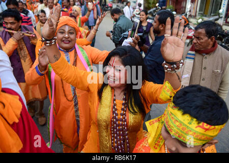 Agartala, Tripura, Inde. Jan 7, 2019. Le chant Baul chanteurs sont vus et marcher pendant un rassemblement à agartala, capitale de l'Etat de Tripura, nord-est de l'Inde.Baul ou Bauls sont un groupe de ménestrels mystiques de la région du Bengale occidental de l'Asie du Sud, qui comprend le Bangladesh et les états indiens de l'ouest du Bengale, Tripura et Assam's Barak Valley. Bauls constituent à la fois d'une secte religieuse syncrétique et une tradition musicale. Credit : Saha Abishai SOPA/Images/ZUMA/Alamy Fil Live News Banque D'Images