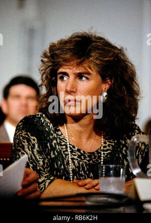 13 mars 1990 - Washington, District of Columbia, États-Unis - Elizabeth Glaser, épouse de l'acteur et réalisateur Paul Michael Glaser, témoigne lors d'une audience devant le Sida pédiatrique United States House Budget Committee's Task Force on Human Resources sur la colline du Capitole à Washington, DC, le 13 mars 1990. Elizabeth Glaser a contracté le virus du sida après avoir reçu une transfusion de sang contaminé par le VIH en 1981 tout en donnant naissance, par la suite d'infecter les deux de ses enfants. L'un de ses enfants, fille d'Ariel, est mort en 1988 de la maladie. Mme Glaser a succombé à la maladie le 3 décembre 1994. C Banque D'Images