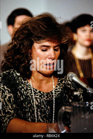 13 mars 1990 - Washington, District of Columbia, États-Unis - Elizabeth Glaser, épouse de l'acteur et réalisateur Paul Michael Glaser, témoigne lors d'une audience devant le Sida pédiatrique United States House Budget Committee's Task Force on Human Resources sur la colline du Capitole à Washington, DC, le 13 mars 1990. Elizabeth Glaser a contracté le virus du sida après avoir reçu une transfusion de sang contaminé par le VIH en 1981 tout en donnant naissance, par la suite d'infecter les deux de ses enfants. L'un de ses enfants, fille d'Ariel, est mort en 1988 de la maladie. Mme Glaser a succombé à la maladie le 3 décembre 1994. C Banque D'Images