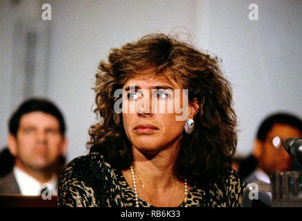 13 mars 1990 - Washington, District of Columbia, États-Unis - Elizabeth Glaser, épouse de l'acteur et réalisateur Paul Michael Glaser, témoigne lors d'une audience devant le Sida pédiatrique United States House Budget Committee's Task Force on Human Resources sur la colline du Capitole à Washington, DC, le 13 mars 1990. Elizabeth Glaser a contracté le virus du sida après avoir reçu une transfusion de sang contaminé par le VIH en 1981 tout en donnant naissance, par la suite d'infecter les deux de ses enfants. L'un de ses enfants, fille d'Ariel, est mort en 1988 de la maladie. Mme Glaser a succombé à la maladie le 3 décembre 1994. C Banque D'Images