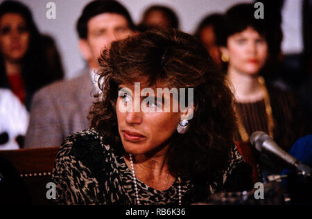 13 mars 1990 - Washington, District of Columbia, États-Unis - Elizabeth Glaser, épouse de l'acteur et réalisateur Paul Michael Glaser, témoigne lors d'une audience devant le Sida pédiatrique United States House Budget Committee's Task Force on Human Resources sur la colline du Capitole à Washington, DC, le 13 mars 1990. Elizabeth Glaser a contracté le virus du sida après avoir reçu une transfusion de sang contaminé par le VIH en 1981 tout en donnant naissance, par la suite d'infecter les deux de ses enfants. L'un de ses enfants, fille d'Ariel, est mort en 1988 de la maladie. Mme Glaser a succombé à la maladie le 3 décembre 1994. C Banque D'Images