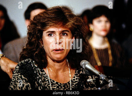 13 mars 1990 - Washington, District of Columbia, États-Unis - Elizabeth Glaser, épouse de l'acteur et réalisateur Paul Michael Glaser, témoigne lors d'une audience devant le Sida pédiatrique United States House Budget Committee's Task Force on Human Resources sur la colline du Capitole à Washington, DC, le 13 mars 1990. Elizabeth Glaser a contracté le virus du sida après avoir reçu une transfusion de sang contaminé par le VIH en 1981 tout en donnant naissance, par la suite d'infecter les deux de ses enfants. L'un de ses enfants, fille d'Ariel, est mort en 1988 de la maladie. Mme Glaser a succombé à la maladie le 3 décembre 1994. C Banque D'Images