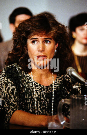 13 mars 1990 - Washington, District of Columbia, États-Unis - Elizabeth Glaser, épouse de l'acteur et réalisateur Paul Michael Glaser, témoigne lors d'une audience devant le Sida pédiatrique United States House Budget Committee's Task Force on Human Resources sur la colline du Capitole à Washington, DC, le 13 mars 1990. Elizabeth Glaser a contracté le virus du sida après avoir reçu une transfusion de sang contaminé par le VIH en 1981 tout en donnant naissance, par la suite d'infecter les deux de ses enfants. L'un de ses enfants, fille d'Ariel, est mort en 1988 de la maladie. Mme Glaser a succombé à la maladie le 3 décembre 1994. C Banque D'Images